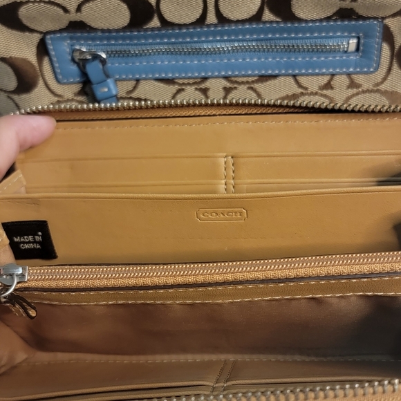 Coach Signature Bundle| CrossBody,Baguette and  Wallet in Excellent condition - Picture 9 of 17